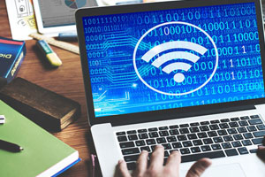 Logo wifi sur un écran d'ordinateur portable